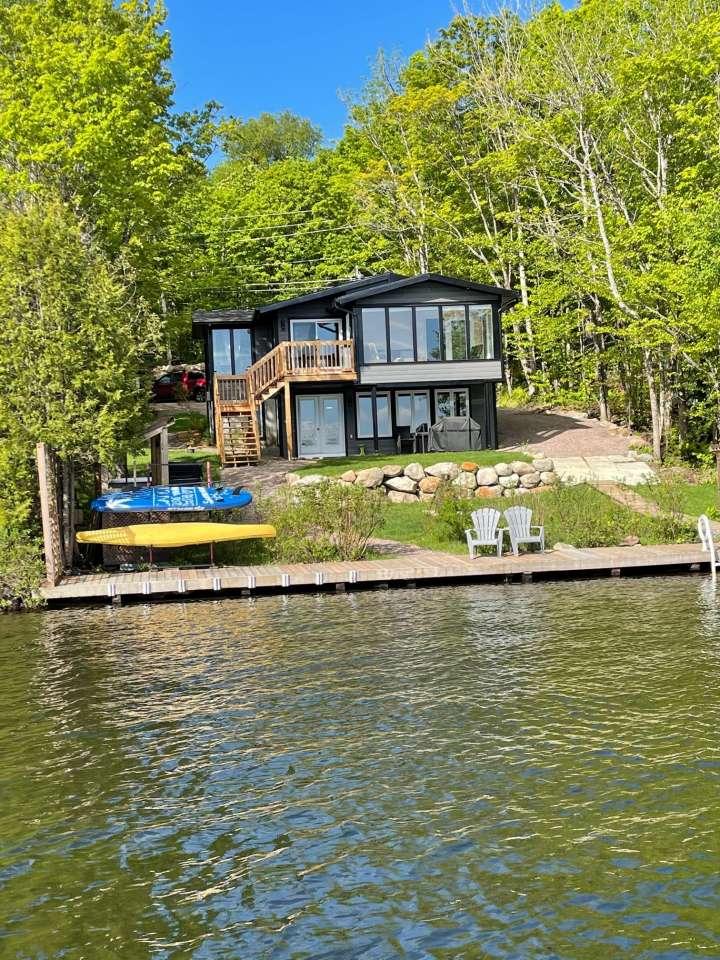 Magnifique vue sur le lac, 2 kayaks, 1 planche &agrave; pagaie pour vos sports nautiques.